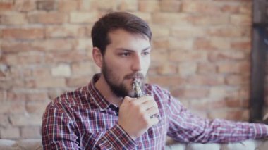 Adam sigara elektronik sigara buhar