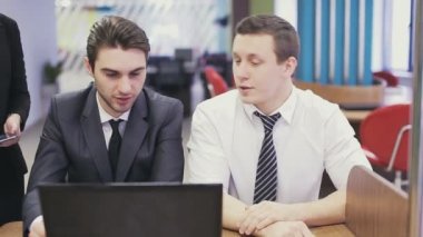 Laptop arıyorum ve tartışmaya Ofis çalışanları