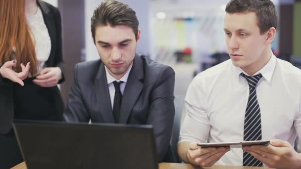 Trabajadores de oficina mirando a la computadora portátil y discutiendo — Vídeos de Stock