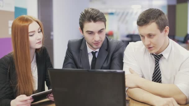 Reunião de três empresários no escritório — Vídeo de Stock