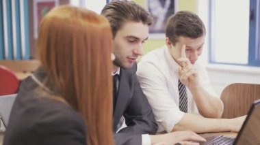 Ofiste toplantı üç iş adamları