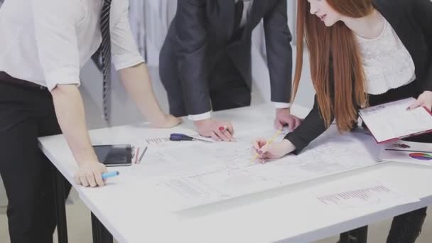 Lluvia de ideas en una reunión de negocios — Vídeo de stock