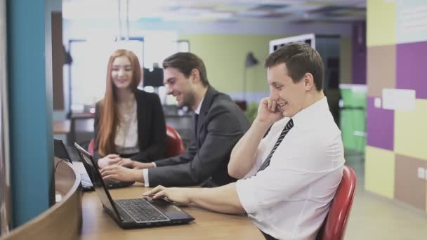 Zakenman praten over de telefoon op het Bureau — Stockvideo