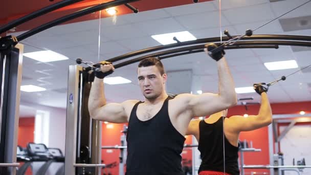 Homme faire de l'exercice pour biceps avec câble machine crossover — Video