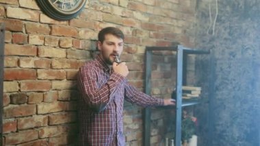 Yakışıklı genç yasaktır elektrik e sigara buhar kapalı