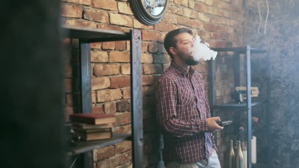 Hombre Exhalando humo de un vaporizador — Vídeos de Stock