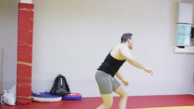 Çember hareketi yapan erkek