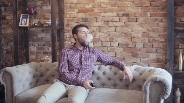 Hombre Exhalando humo de una inyección de vaporizador — Vídeo de stock