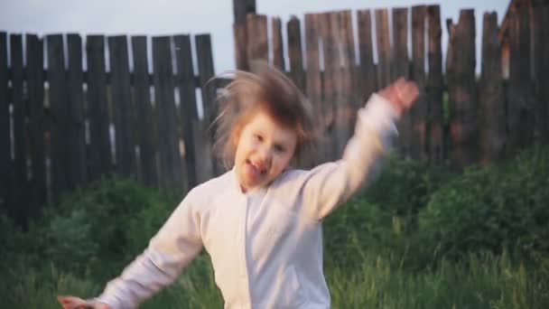 Χαρούμενο κορίτσι κάνει ένα πρόσωπα — Αρχείο Βίντεο