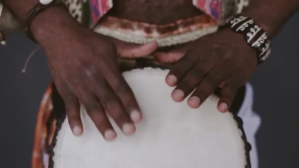 Африканский Джембе барабанная улыбка — стоковое видео