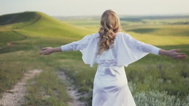 Femme tournant et souriant dans la prairie — Video