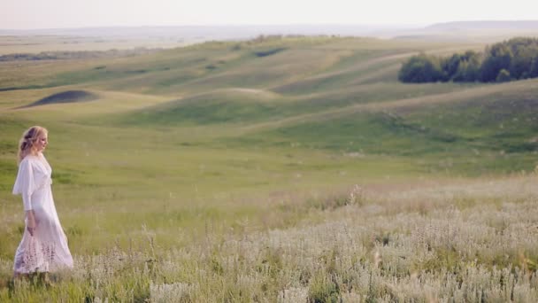 Woman in white dress walking in the field — Stock Video