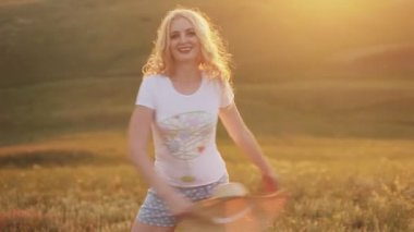 iplik ve doğada gülümseyen kadın