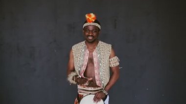 Afrika adam davul çalmaya ve gülümseme