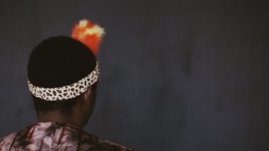 Afrika adam etrafında döner ve geniş gülümsüyor