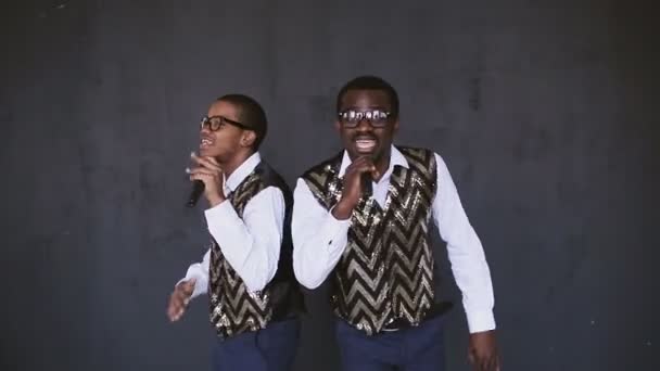 African Americans are singing and dancing, disco — Stock Video