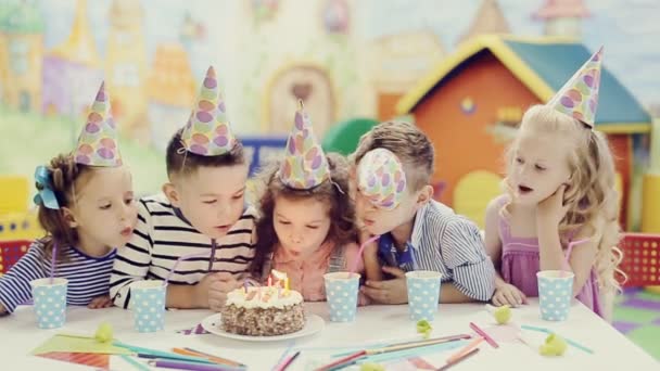 Fiesta de cumpleaños de los niños en la sala de juegos — Vídeo de stock