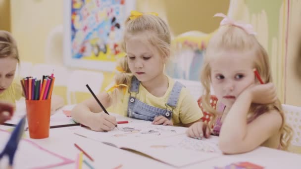 Pouco bonito meninas pintar livro de colorir — Vídeo de Stock