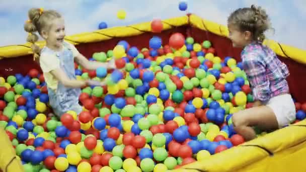 Bambini che giocano nella piscina con la palla — Video Stock