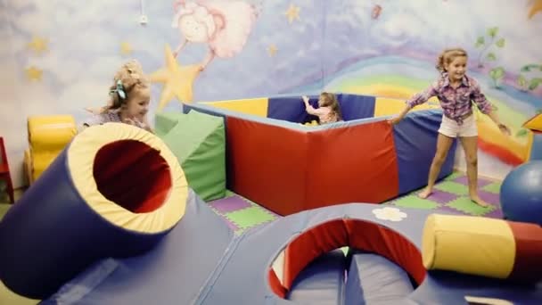 Kinder spielen im Spielzimmer — Stockvideo