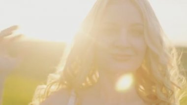 saçları ile oynarken alan kız