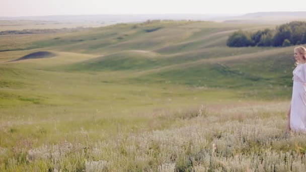 Girl goes on nature, walk to hill — Stock Video