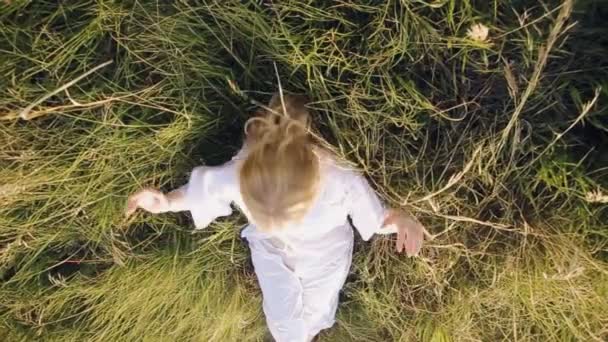 Mädchen liegt im Gras — Stockvideo