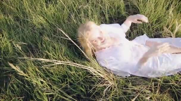 Ženy leželo na zelené trávě venku — Stock video