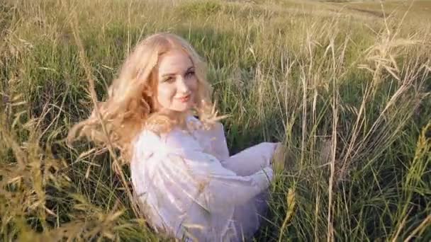 Portrait of a woman sit in the grass — Stock Video