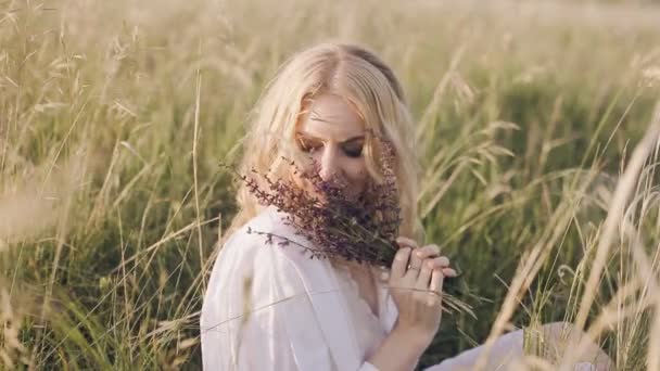 Portrait of a woman smelling a lavender flower — Stock Video