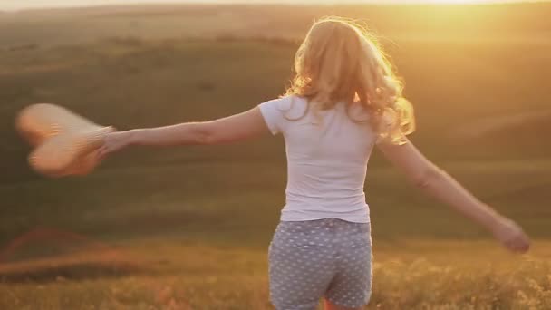 Счастливая девушка сдается в поле. открытый — стоковое видео
