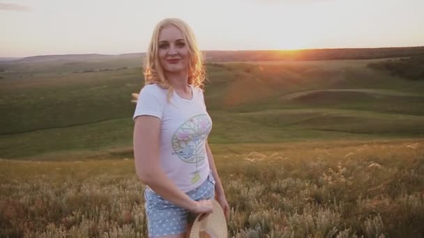 Girl throws his straw hat into the camera — Stock Video