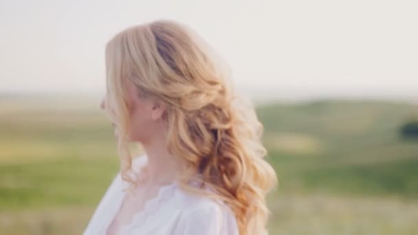 Portrait of a woman in a field — Stock Video