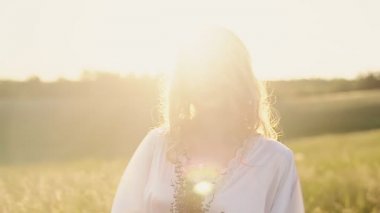 otlar buketi ile sarışın kız