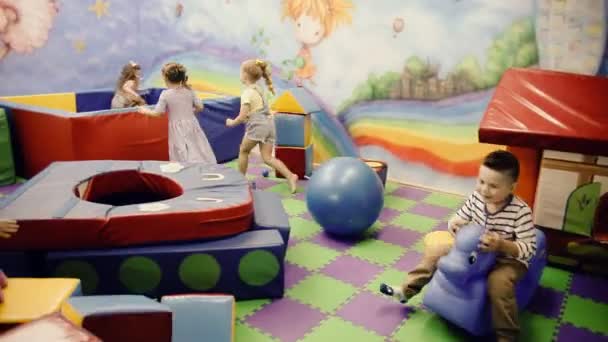 Kinder spielen im Spielzimmer — Stockvideo