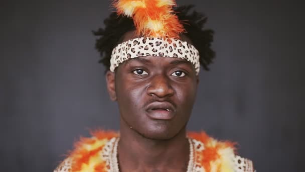 Портрет африканца, играющего на барабанах — стоковое видео