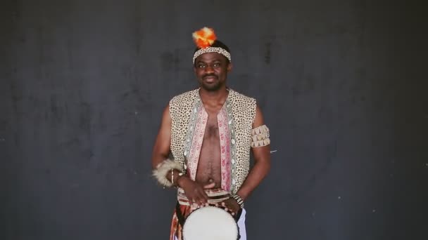 Afrika Djembe davulla gülümseme — Stok video