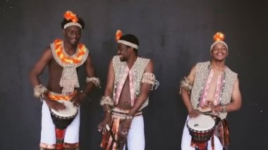 Afrika dans ve davul çalmayı mans