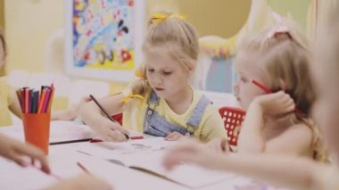 küçük şirin kızlar boya boyama kitabı