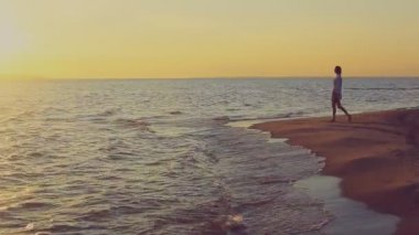 Sahilde duran genç kız