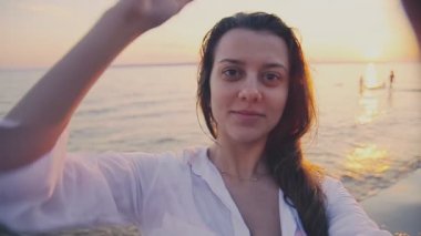 kızı alıp selfie deniz günbatımı arka plan üzerinde