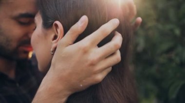 bir saç okşayarak el mans