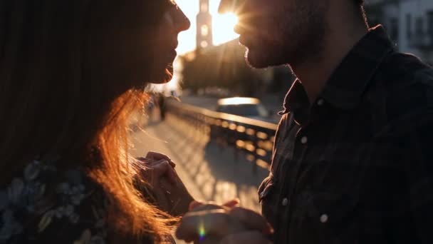 Beijando casal na cidade no pôr do sol fundo — Vídeo de Stock