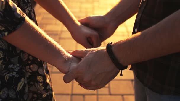 Kärleksfulla händer håller på nära håll — Stockvideo