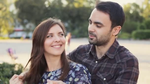 Hombre cubriendo los ojos de novia sorprendida — Vídeos de Stock