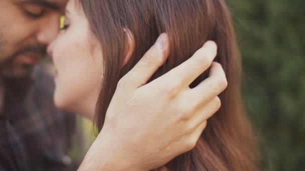 Mano de hombre tocando para las mujeres cabello — Vídeos de Stock