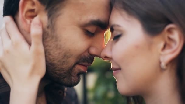 Обличчя обіймає чоловіка і жінку — стокове відео