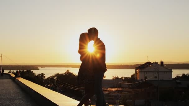 Pareja besándose al atardecer. en la ciudad — Vídeo de stock