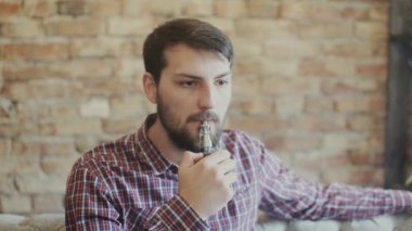 Adam sigara elektronik sigara buhar