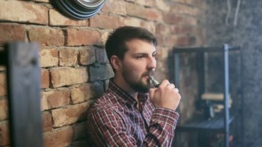 Yakışıklı genç yasaktır elektrik e sigara buhar kapalı